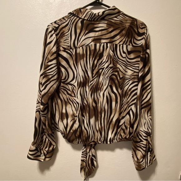 Chico’s Shirt Women’s Size‎ 1 Medium Button Down Tie Animal Print Mobwife - Picture 9 of 12